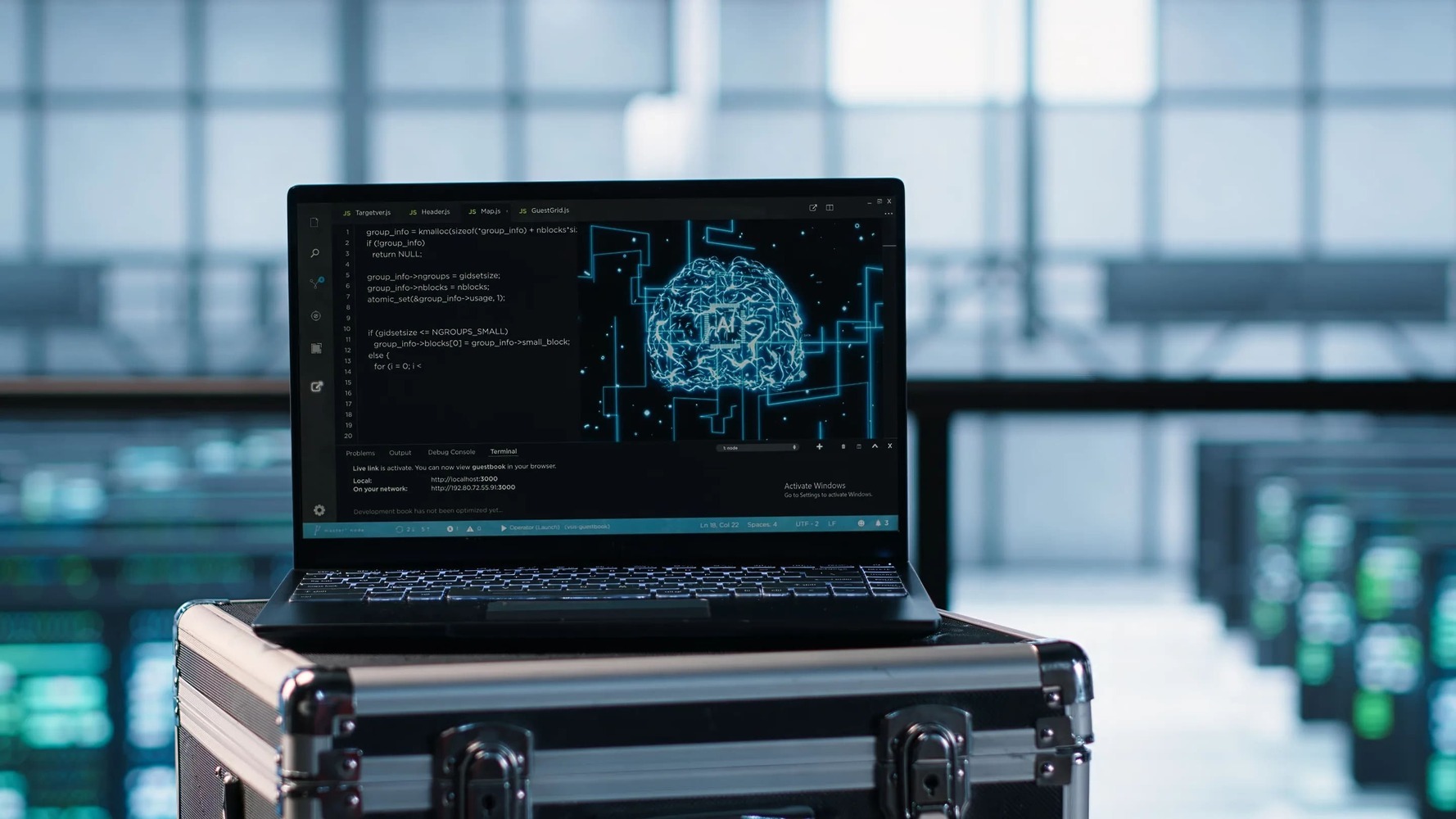 Ordinateur portable affichant du code et une IA, automatisation entreprise en salle serveur